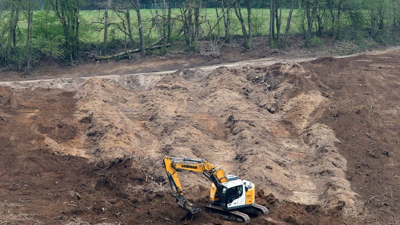 Une pelleteuse remblayant le terrain sur le site de recherche des restes d'Estelle Mouzin à Issancourt-et-Rumel, dans les Ardennes, le 29 avril 2021.