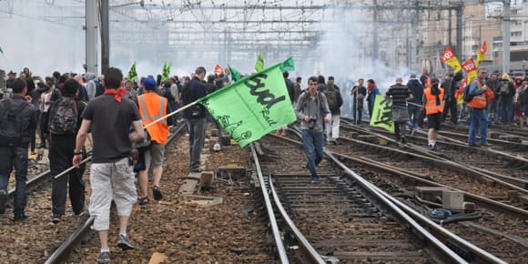 Des manifestants ont bloqué la gare Montparnasse à Paris, mardi après-midi.