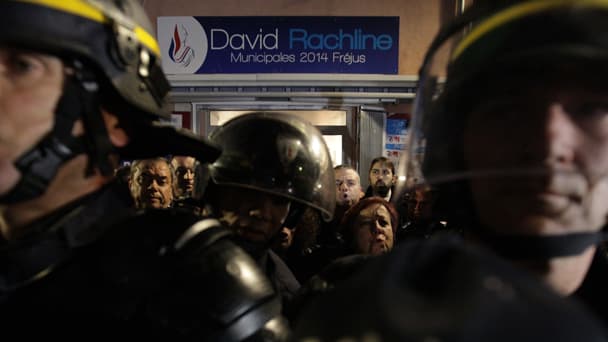 Des CRS protègent la permanence du candidat FN David Rachline, dimanche à Fréjus, après sa victoire au second tour des municipales.