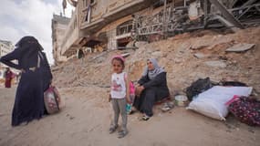 Des Palestiniens déplacés sont assis avec leurs affaires dans une rue près des décombres de maisons détruites par les bombardements israéliens à Khan Yunis, dans le sud de la bande de Gaza, le 6 mars 2024, au milieu du conflit en cours entre Israël et le mouvement Hamas.