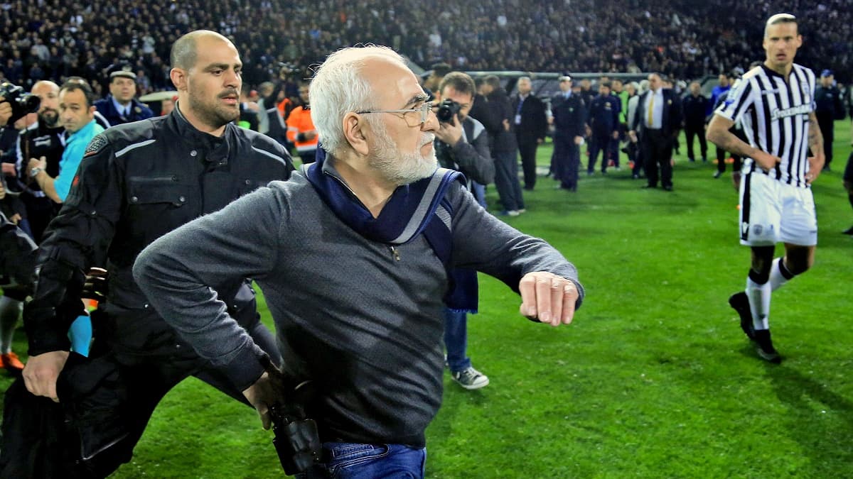 Ivan Savvidis, met la main sur l'étui qui contient le revolver, en approchant l'arbitre de façon menaçant