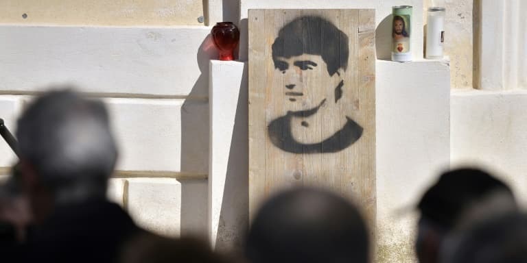 Sur une plaque de bois, à côté de la porte de l'église de Cargèse, en Corse-du-Sud, le visage au pochoir du militant indépendantiste corse Yvan Colonna, tués en prison par un co-détenu, le 25 mars 2022