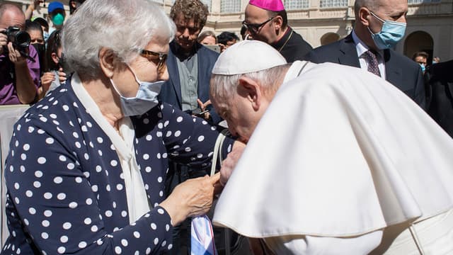 Le pape François embrasse le tatouage d’une survivante de la Shoah (Texte et vidéo) Le-pape-Francois-embrasse-le-tatouage-d-une-survivante-de-l-Holocauste-1034812