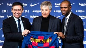 De gauche à droite: Josep Maria Bartomeu, Quique Setién et Eric Abidal