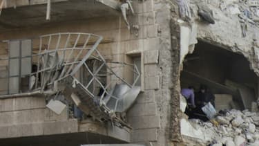 Des secours recherchent des victimes dans les décombres d'un immeuble détruit par un bombardement, le 17 octobre, à Alep.