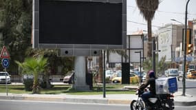 Un écran publicitaire éteint à Bagdad par les autorités après la diffusion de contenus pornographiques, en Irak, le 20 août 2023