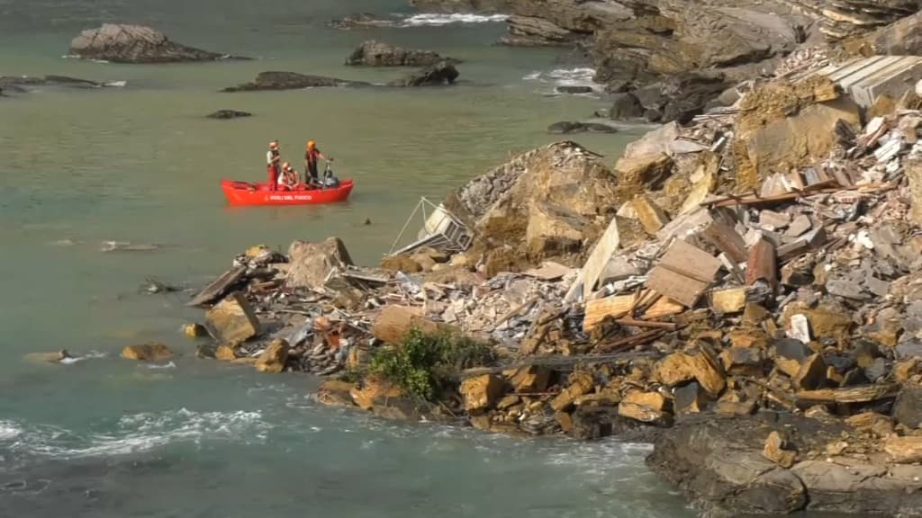 In Italia 200 bare in mare dopo il crollo di un cimitero vicino a Genova