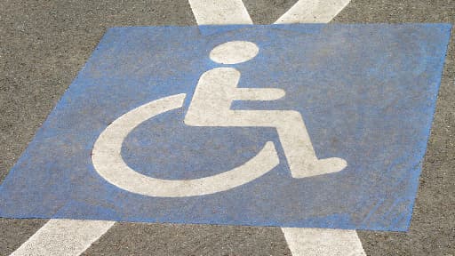 Une place réservée aux personnes en situation de handicap (photo d'illustration).