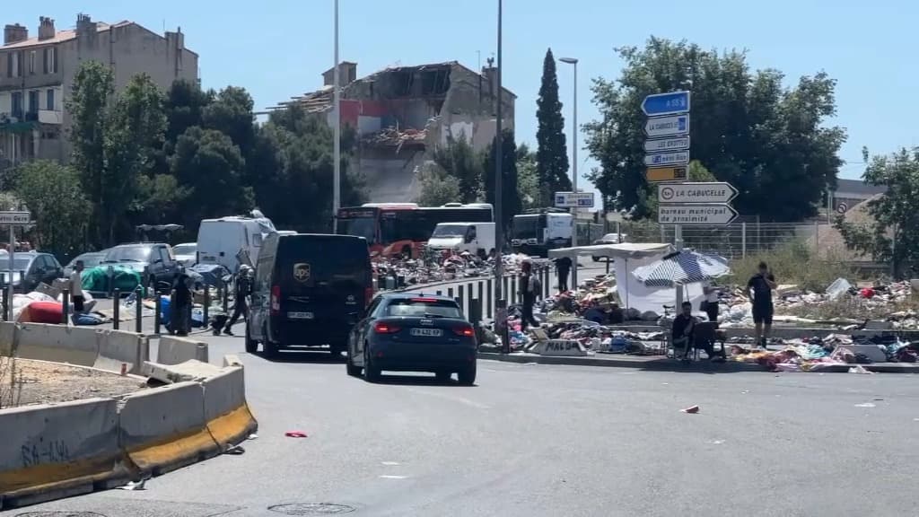 Les vendeurs à la sauvette des marchés aux puces de la station Gèze jettent leurs invendus sur le trottoir et la voie publique Les vendeurs à la sauvette des marchés aux puces de la station Gèze jettent leurs invendus sur le trottoir et la voie publique