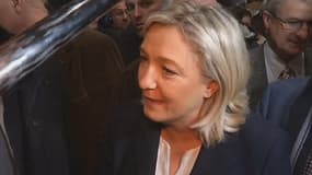 Marine Le Pen est venue faire "une déclaration d'amour aux agriculteurs français" au Salon de l'agriculture.