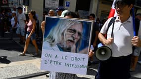 A Marseille, une manifestante contre le pass sanitaire porte une pancarte en soutien à Didier Raoult, le 21 août 2021.