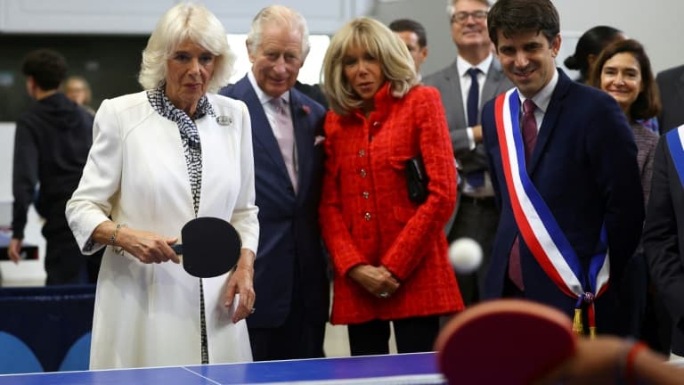La reine Camilla joue au ping-pong à Saint-Denis, près de Paris, regardée par le roi Charles III et Brigitte Macron, le 21 septembre 2023 La reine Camilla joue au ping-pong à Saint-Denis, près de Paris, regardée par le roi Charles III et Brigitte Macron, le 21 septembre 2023
