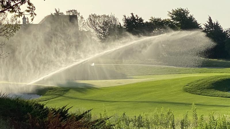 L'arrosage d'un golf (illustration)