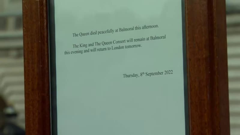 Une pancarte accrochée à Buckingham Palace pour annoncer la mort d'Elizabeth II