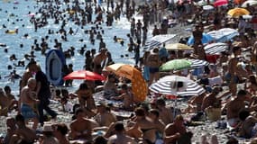 La plage de la Promenade des Anglais, à Nice. Une majorité de Français ayant l'intention de prendre des vacances cet été restera en France et la plupart d'entre eux iront au bord de la mer, selon un sondage CSA pour le site Atlantico. /Photo prise le 8 ju