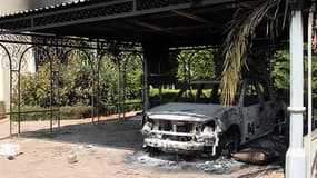 Une voiture incendiée devant le consulat américain de Benghazi.