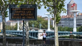 Un panneau met en garde contre une alerte canicule le 18 août 2023 à Lyon