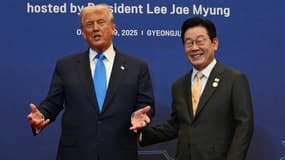Le président sud-coréen Lee Jae Myung (à droite) reçoit le président américain Donald Trump pour un dîner spécial organisé en son honneur et en présence de chefs d'État à l'hôtel Hilton Gyeongju de Gyeongju, le 29 octobre 2025. 