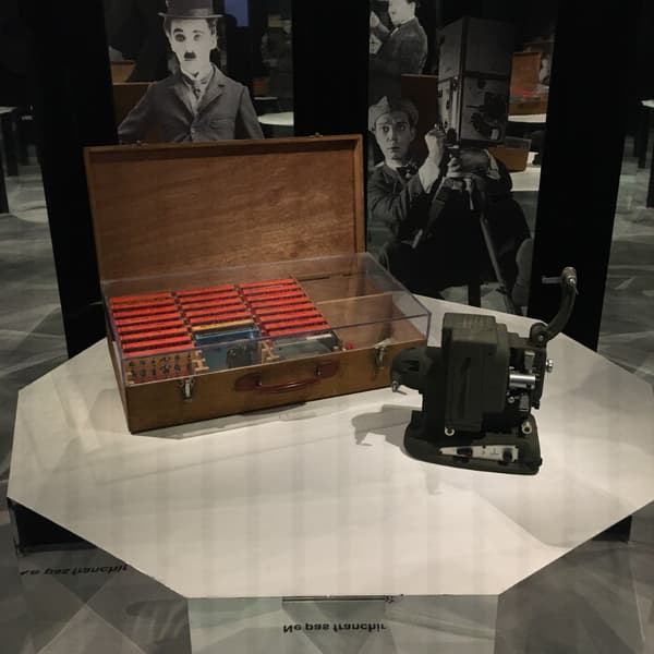 Le projecteur de Louis de Funès, exposé à la Cinémathèque française Le projecteur de Louis de Funès, exposé à la Cinémathèque française