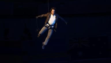 L'acteur américain Tom Cruise descend en rappel depuis le toit du Stade de France lors de la cérémonie de clôture des Jeux olympiques, le 11 août 2024