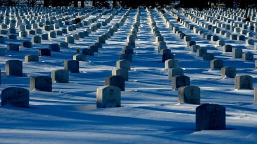 Des pierres tombales sont recouvertes par un épais manteau neigeux dans le cimetière ntaional d'Arlington à Washington, le 24 janvier 2016