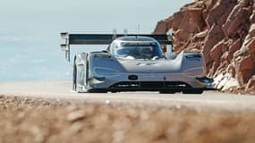 La Volkswagen I.D. R pilotée par le Français Romain Dumas