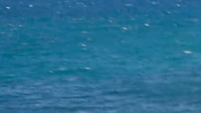 Des migrants surveillés par la police à Vintimille, à la frontière franco-italienne en 2015 (photo d'illustration)