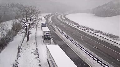 Des poids-lourds sont immobilisés sur l'A36 dans le Doubs à cause de la neige, ce samedi 10 janvier.