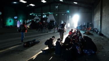 Des participants à la rave party de Lieuron (Ille-et-Vilaine) se reposent dans un hangar désaffecté, le 1er janvier 2021