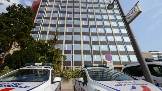 Des véhicules de police garés devant le commissariat de Vénissieux (photo d'illustration).