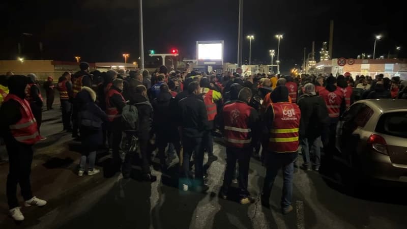 Les grévistes mobilisés à la raffinerie TotalEnergies de Gonfreville-l’Orcher, mercredi 22 mars au soir. (Photo d'illustration)