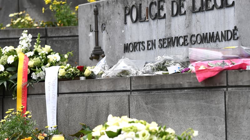 Fleurs devant le siège de la police liégeoise. 