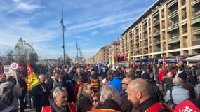 Les manifestants se rassemblent sur le Vieux-Port à Marseille le 16 février 2023, pour la manifestation contre la réforme des retraites. 