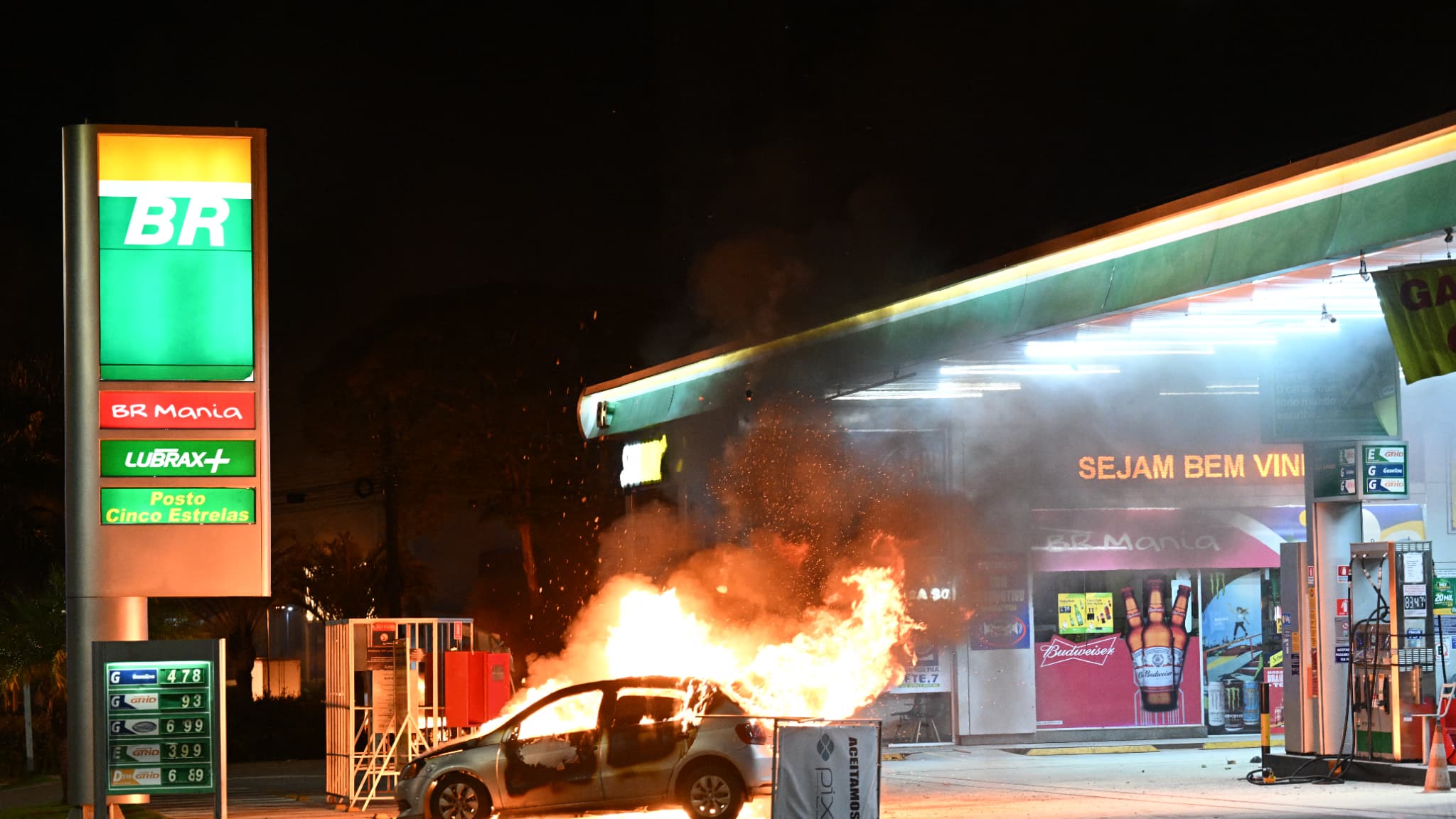 Une voiture brûle alors que des tensions éclatent entre policiers et partisans de Jair Bolsonaro, à Brasilia, le 13 décembre 2022