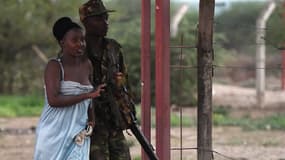 Un soldat kényan évacue une étudiante, le 2 avril, pendant l'attaque de l'université de Garissa. 