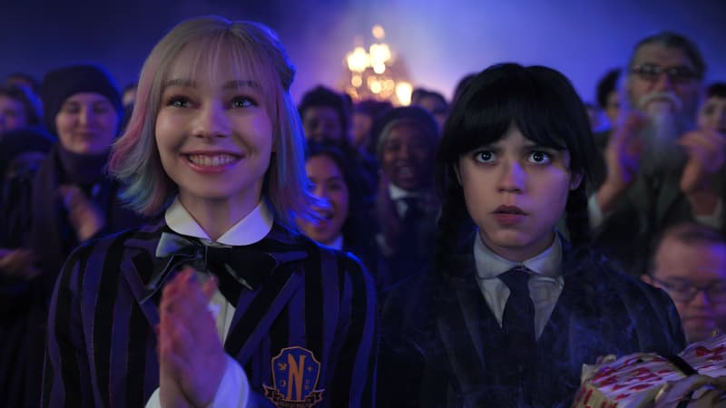 Emma Myers (Enid Sinclair) et Jenna Ortega (Mercredi Addams) dans la saison 2 de "Mercredi" sur Netflix.