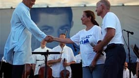 Le chef d'orchestre Zubin Mehta (à gauche) salue Aviva et Noam Shalit, les parents du soldat Gilad Shalit détenu depuis quatre ans dans la bande de Gaza. Des manifestations ont eu lieu dans l'Etat juif ainsi que dans la bande de Gaza pour appeler à un éch