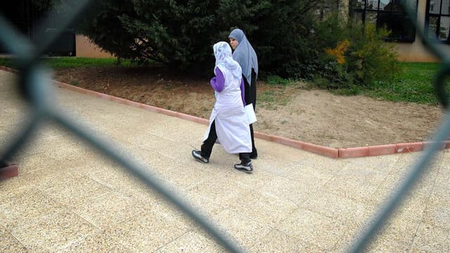 Des jeunes collégiennes voilées arrivent au collège-lycée musulman de Décines, dans la banlieue lyonnaise. 