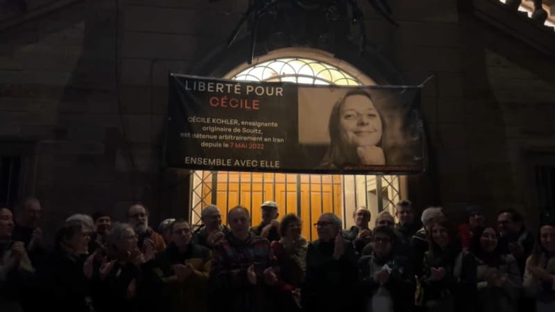 La joie dans le village de Soultz-Haut-Rhin après la libération de Cécile Kohler et Jacques Paris