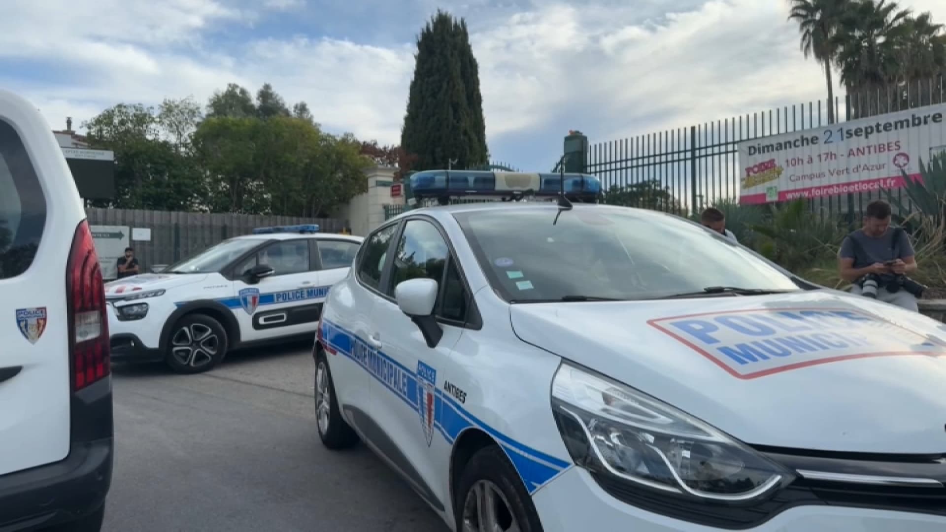 ATTRAIT POUR L'IDÉOLOGIE NÉONAZIE, TROUBLES PSYCHIATRIQUES... QUI EST L'ASSAILLANT PRÉSUMÉ DE L'ATTAQUE AU COUTEAU À ANTIBES?
