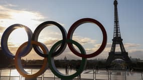 Les anneaux olympiques devant la Tour Eiffel en 2017