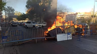 Des barrières et poubelles en feu bloquent l'entrée vers l'A50 ce vendredi matin à Marseille.