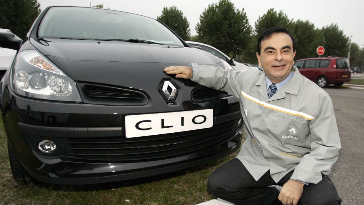 Carlos Ghosn pose à côté de la Clio à Flins, l'usine des Yvelines où elle était produite à l'époque. La 5e génération est elle assemblé à Bursa, en Turquie. Carlos Ghosn pose à côté de la Clio à Flins, l'usine des Yvelines où elle était produite à l'époque. La 5e génération est elle assemblé à Bursa, en Turquie.