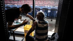 Une personne se fait vacciner au Groupama Stadium.