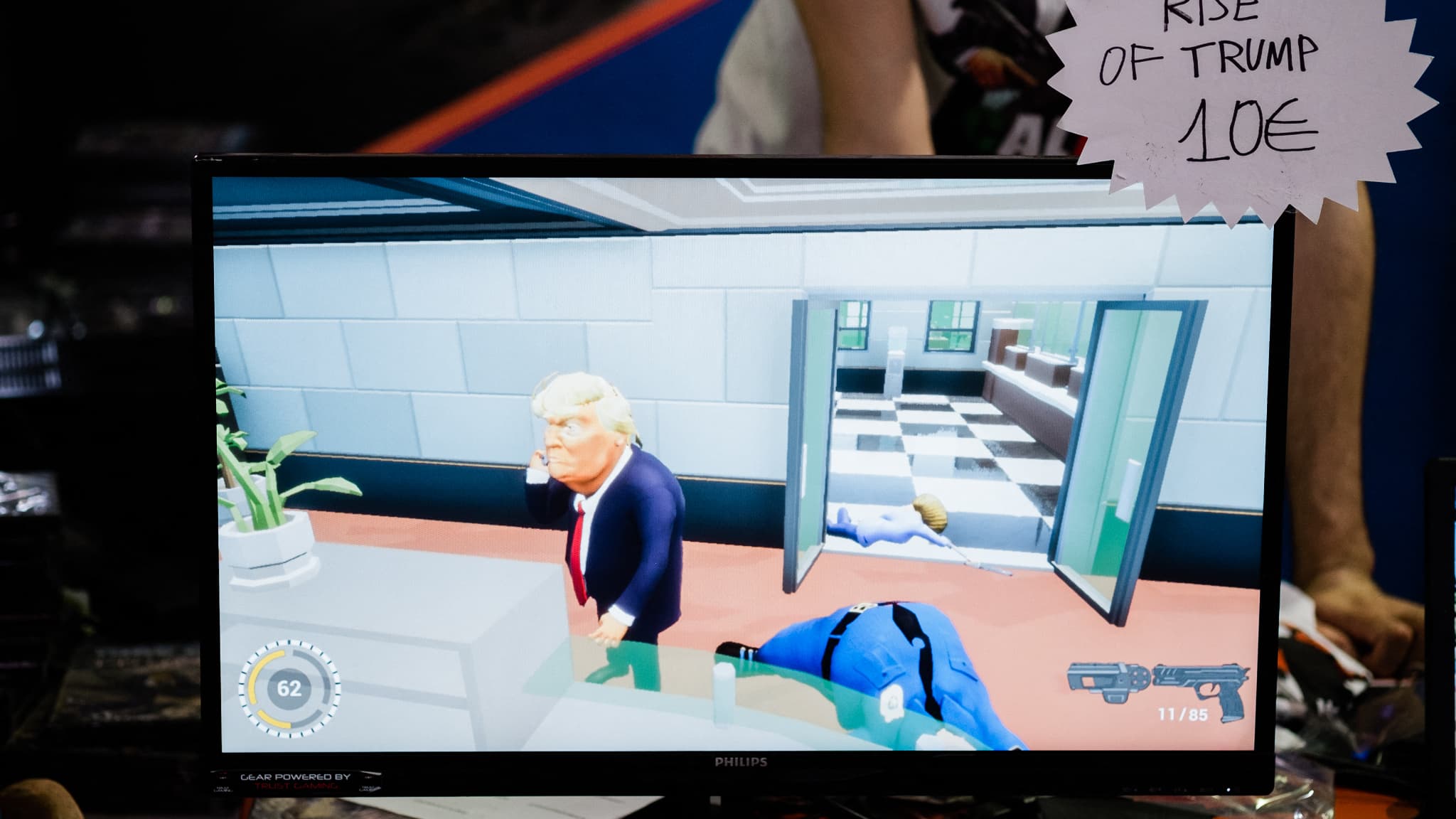 Une scène de "Rise Of Trump", un jeu vidéo mettant en scène une caricature du président des États-Unis d'Amérique, Donald Trump, créé par le programmeur et auteur Marco Alfieri et présenté lors du Comicon, un salon de la bande dessinée et du jeu vidéo qui s'est tenu à Naples le 25 avril 2019.