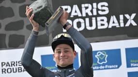Mathieu van der Poel soulève son 3e pavé, trophée récompensant le vainqueur de Paris-Roubaix, le 13 avril 2025.