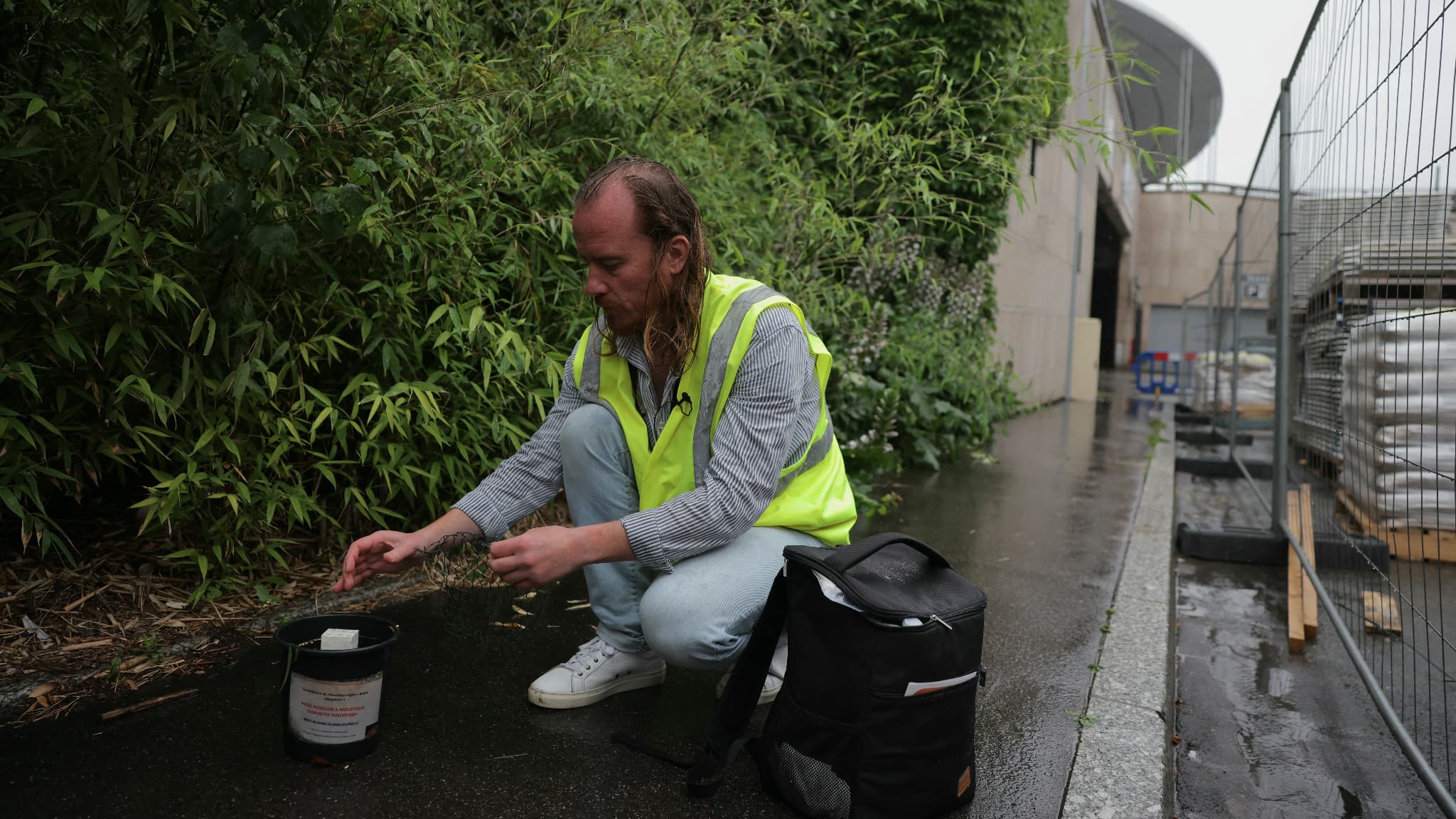 Un employé de l'Agence régionale de démoustication pose un piège pour collecter des œufs et étudier la population de moustique tigre près du Stade de France à Saint-Denis (Seine-Saint-Denis), le 28 mai 2024. Un employé de l'Agence régionale de démoustication pose un piège pour collecter des œufs et étudier la population de moustique tigre près du Stade de France à Saint-Denis (Seine-Saint-Denis), le 28 mai 2024.