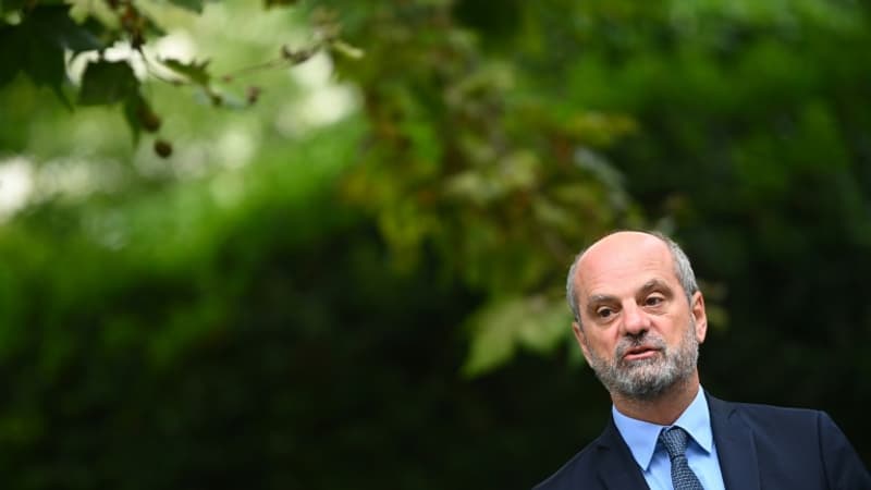 "Transmettre les valeurs républicaines ou quitter le métier": la colère des profs après les propos de Blanquer
