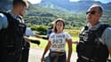 Une militante du collectif "Dernière rénovation" sur la route du Tour