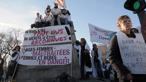 Les sage-femmes manifestent à Paris le 16 décembre 2013